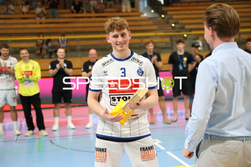 Thomas Theilgaard (#3; Grindstedt GIF) bei Siegerehrung mit Pokal