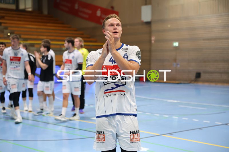 HK Malmö Spieler (#42; HK Malmö) applaudiert den Fans in der Hansehalle