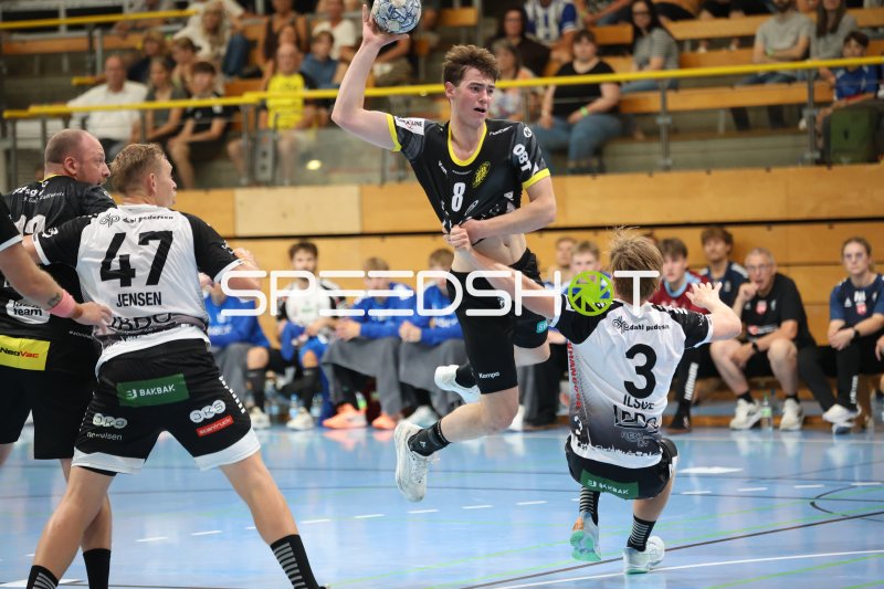 Moritz Heinl (#8; TSV St. Ottmar St. Gallen) beim Sprungwurf gegen Skive fH