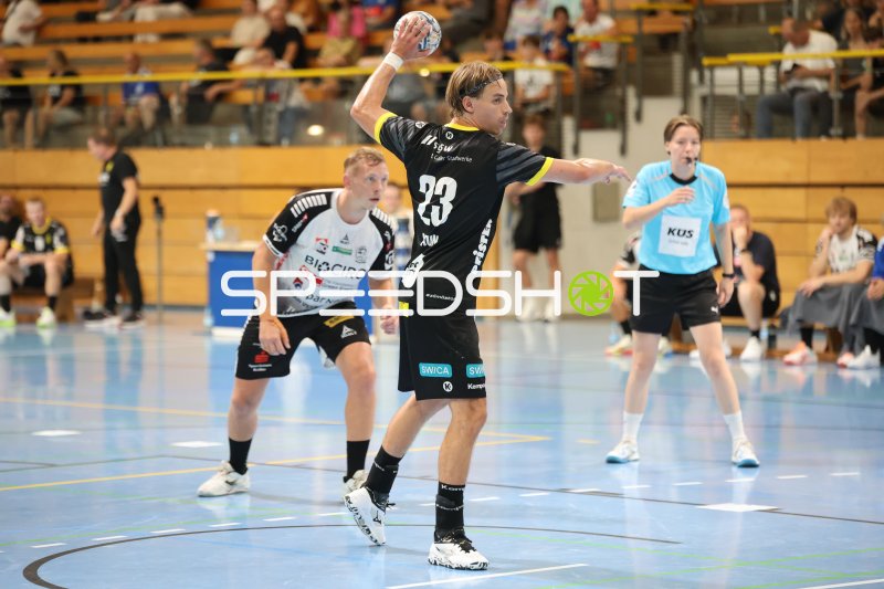 Joschua Braun (#23; TSV St. Ottmar St. Gallen) beim Wurfansatz