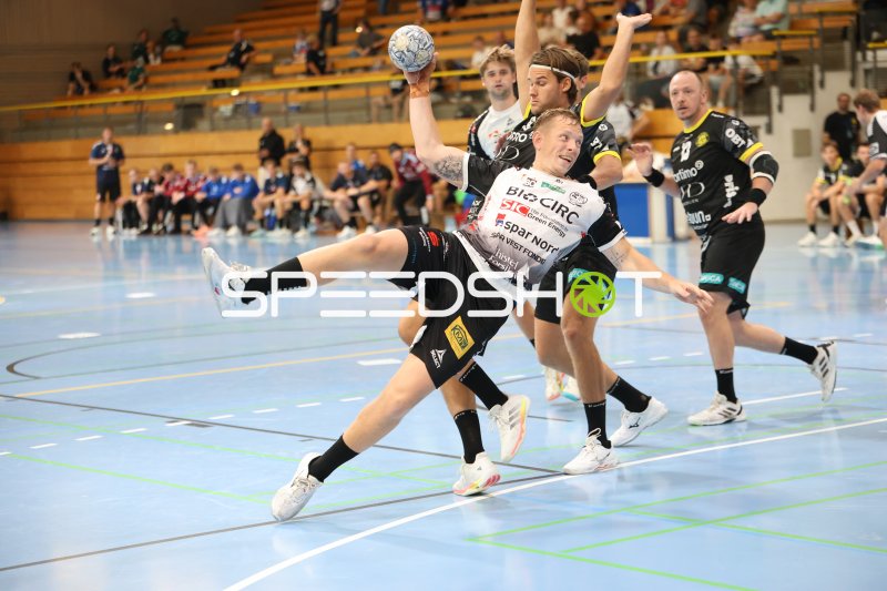 Nickolei Jensen (Skive fH) im Wurf gegen TSV St. Ottmar St. Gallen