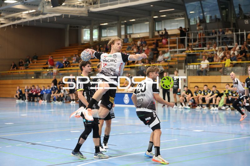 Mathias Nikolajsen (#20; Skive fH) beim Sprungwurf in der Hansehalle