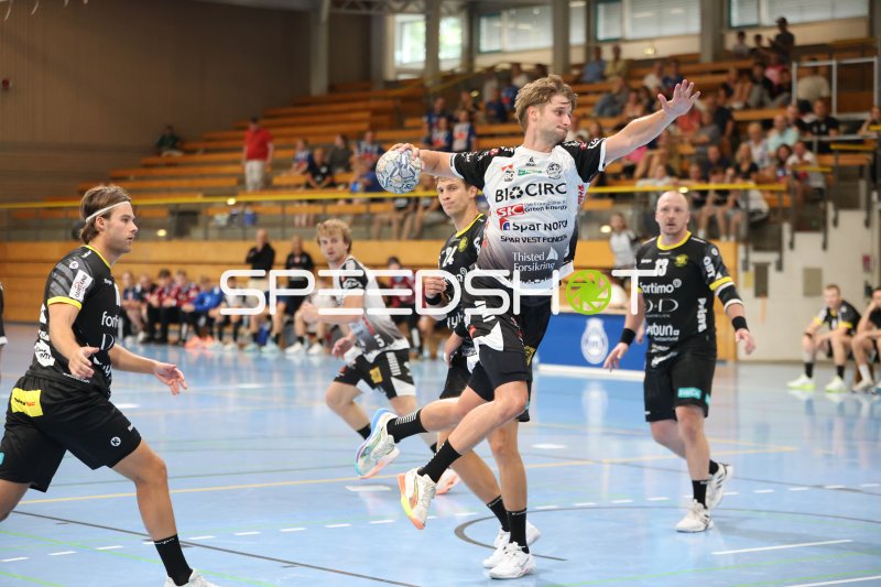 Mathias Nikolajsen (#20; Skive fH) beim Sprungwurf in der Hansehalle