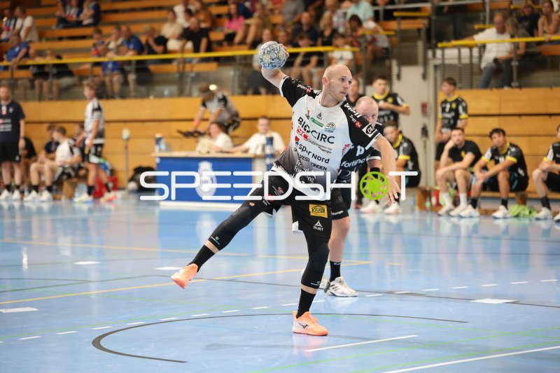 Sebastian Skøtt (Skive fH) beim Sprungwurf in der Hansehalle