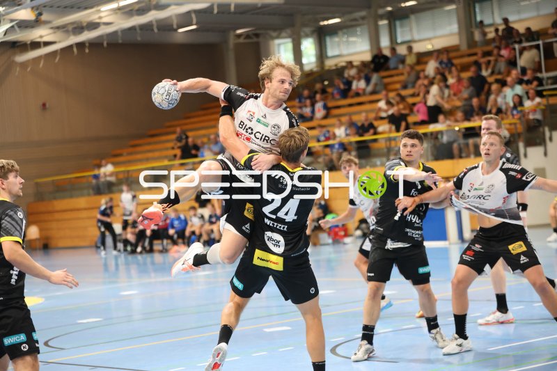 Nickolei Jensen (Skive fH) im Sprungwurf gegen Tobias Wetzel (#24; TSV St. Ottmar St. Gallen)