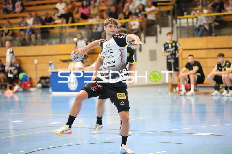 Mathias Nikolajsen (#20; Skive fH) beim Wurfansatz in der Hansehalle