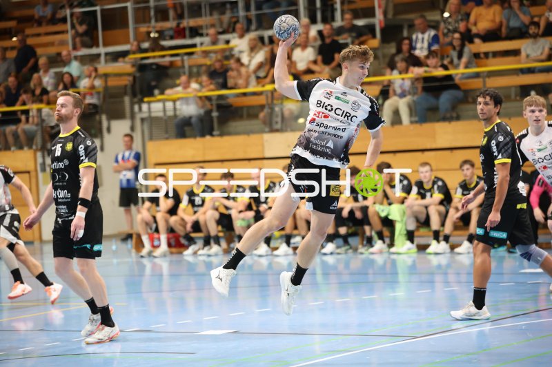 Tobias Laursen (#4; Skive fH) beim Sprungwurf in der Hansehalle