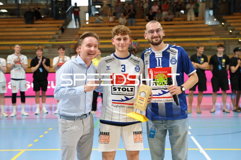 Guy Resch Ermann (#3; VfL Lübeck-Schwartau) bei der Siegerehrung in der Hansehalle
