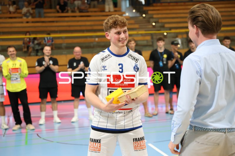 Guy Resch Ermann (#3; VfL Lübeck-Schwartau) bei Ehrung in der Hansehalle