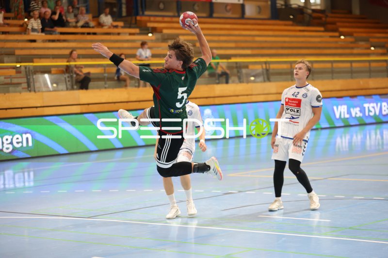 Einar Nickelsen (#42; VfL Lübeck-Schwartau) beobachtet Wurfaktion von Helsingborg HK