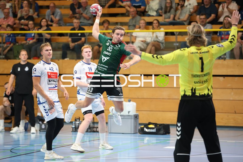 Andreas Windahl (#53; Helsingborg HK) beim Sprungwurf gegen Adam Thorstensen