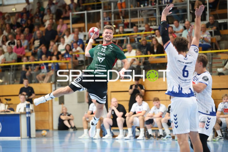 Tobias Ljungmark (#26; Helsingborg HK) beim Sprungwurf gegen VfL Lübeck-Schwartau