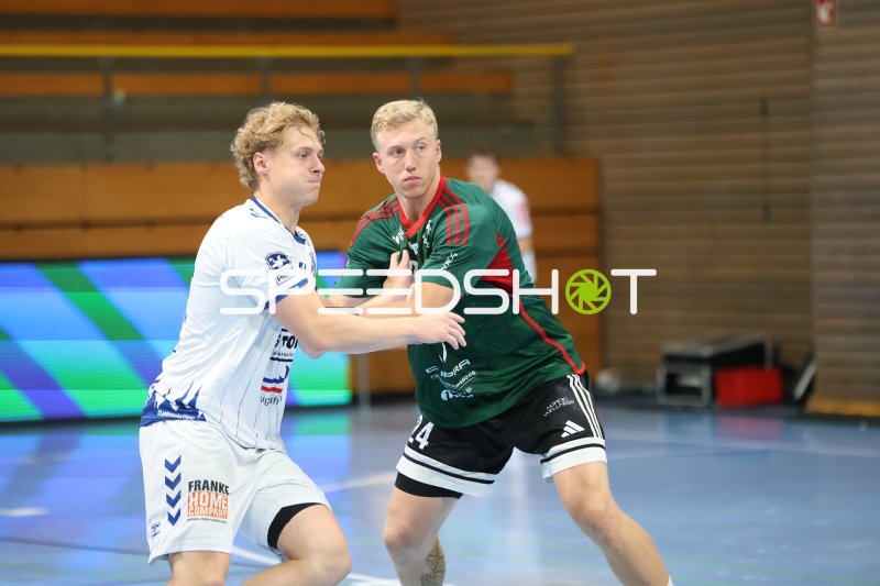 William Bengtsson (#24; Helsingborg HK) im Zweikampf mit Thore Heinemann (VfL Lübeck-Schwartau)
