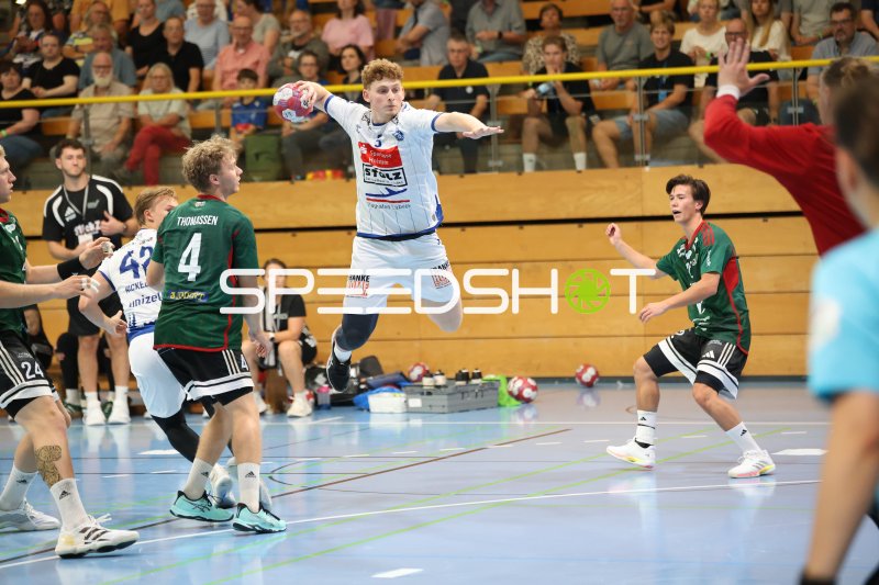 Guy Resch Ermann (#3; VfL Lübeck-Schwartau) beim Sprungwurf in der Hansehalle