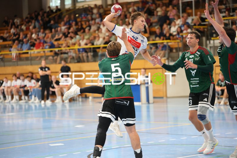 Einar Nickelsen (#42; VfL Lübeck-Schwartau) im Sprungwurf gegen Helsingborg HK