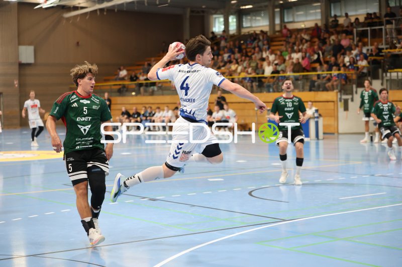 Paul Holzhacker (#4; VfL Lübeck-Schwartau) beim Sprungwurf gegen Helsingborg HK