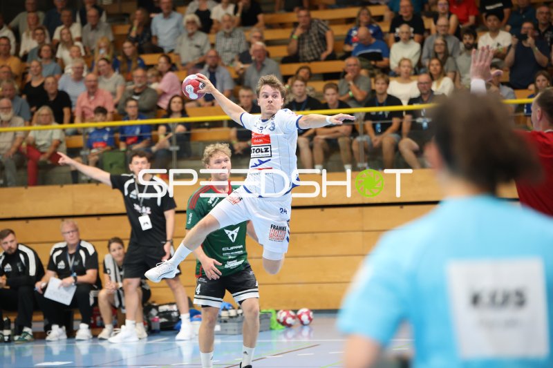 Alexander Hartwig (#24; VfL Lübeck-Schwartau) beim Sprungwurf gegen Helsingborg HK