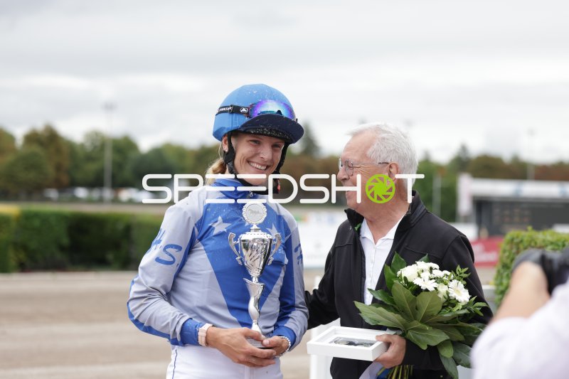 Jockeysieger mit Pokal bei Siegerehrung auf der Rennbahn Berlin Mariendorf