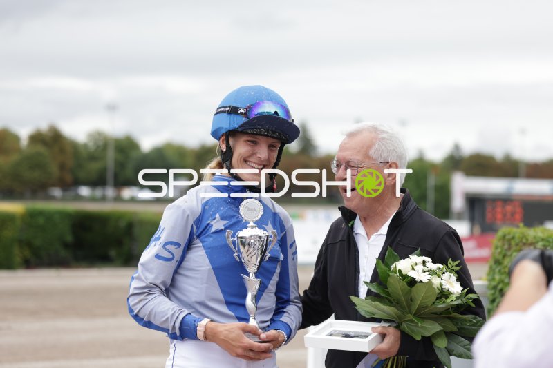 Siegerin mit Pokal bei der Siegerehrung auf der Rennbahn Berlin Mariendorf