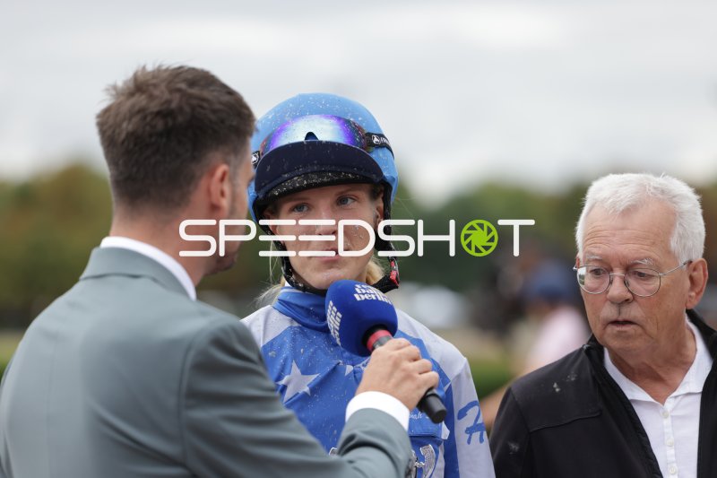 Jockey im Interview nach dem Rennen auf der Rennbahn Berlin Mariendorf