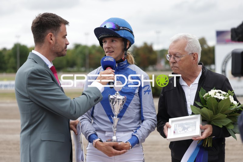 Jockey Hannah Schmitz im Interview nach dem Sieg auf der Rennbahn Berlin Mariendorf