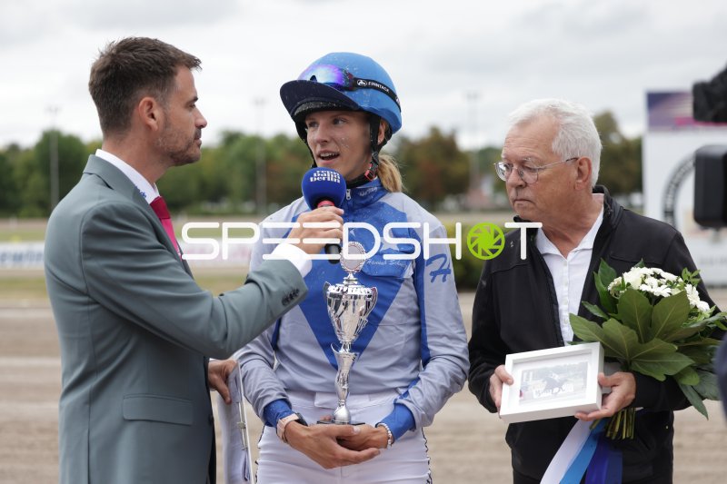 Siegerin Hannah Schwarz im Interview nach dem Rennen in Mariendorf