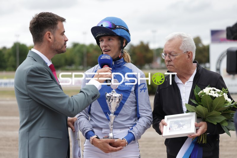 Hannah Schmitz mit Siegerpokal beim Interview auf der Rennbahn Berlin Mariendorf