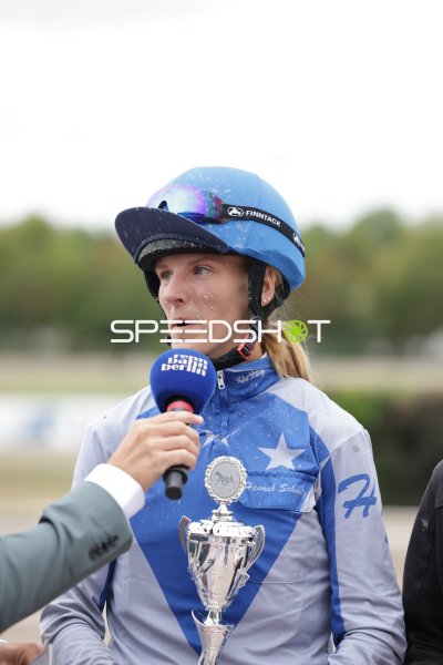 Jockeyfahrerin Hannah Schmitz mit Siegerpokal beim Interview in Mariendorf