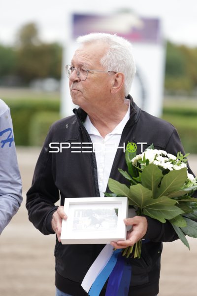 Ehrung auf der Rennbahn Berlin Mariendorf – Person mit Blumen und Foto
