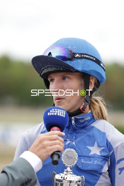Hannah Schmitz gibt Interview nach dem Rennen in Berlin Mariendorf