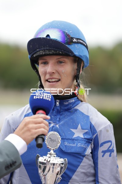 Hannah Schmitz gibt Interview mit Siegerpokal auf der Rennbahn Berlin Mariendorf