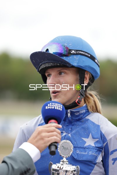 Hannah Schmitz gibt Interview nach dem Rennen in Mariendorf