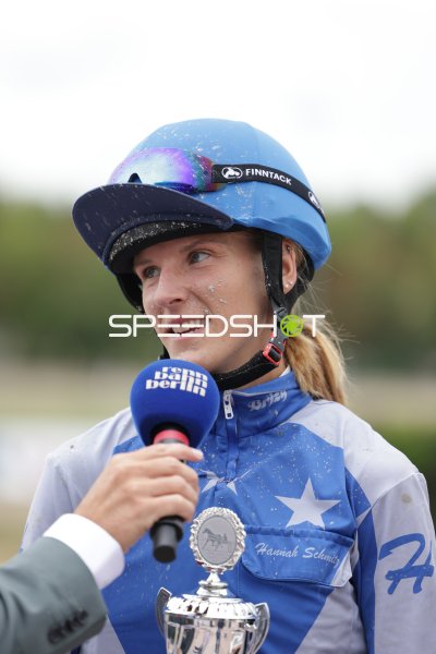 Hannah Schmitz beim Interview nach dem Rennen in Mariendorf