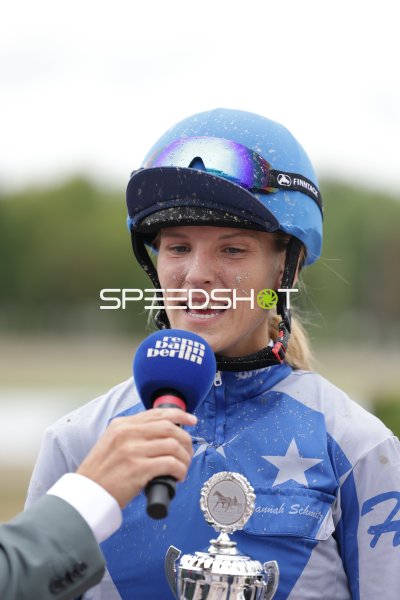 Hannah Schmitz nach dem Rennen im Interview auf der Rennbahn Berlin Mariendorf