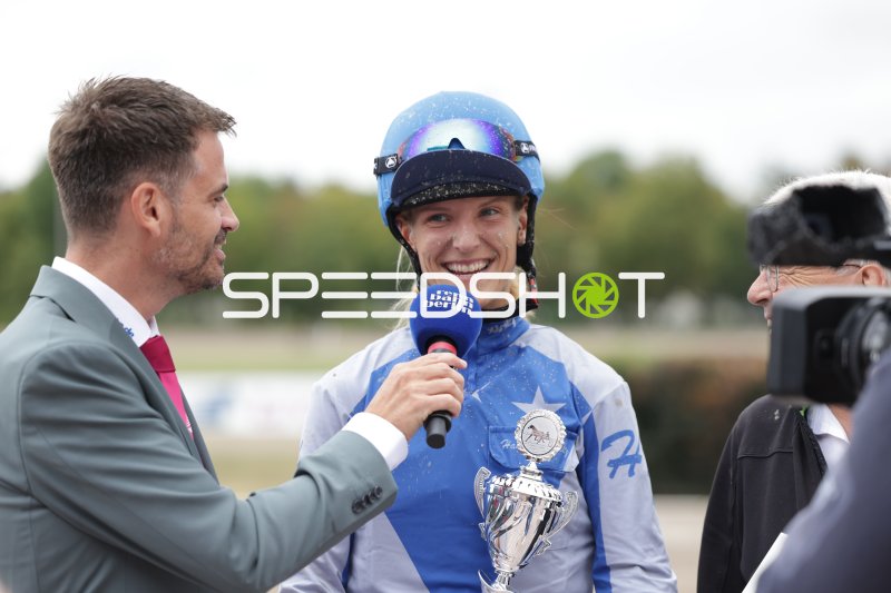 Siegreiche Jockeyfahrerin im Interview nach dem Rennen in Mariendorf