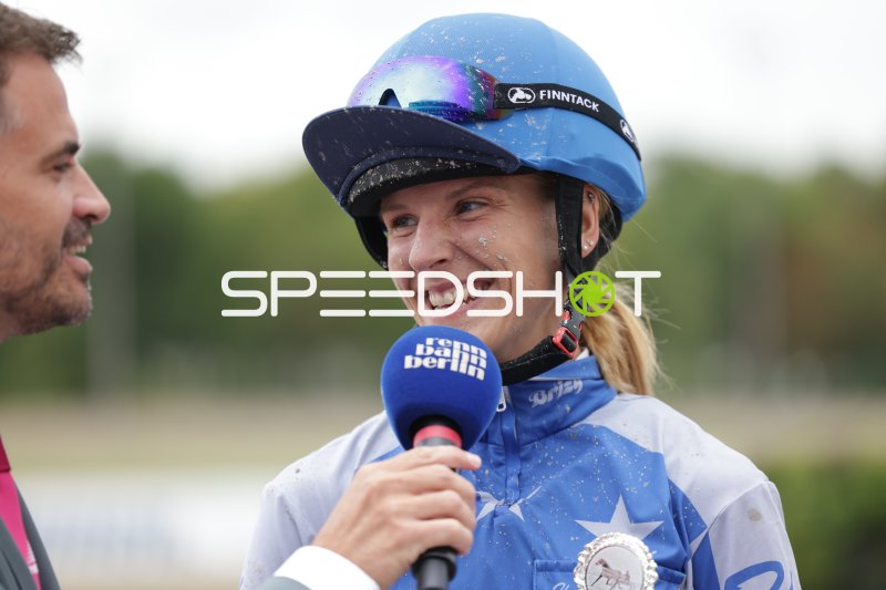Jockeyrin nach dem Rennen im Interview auf der Rennbahn Berlin Mariendorf