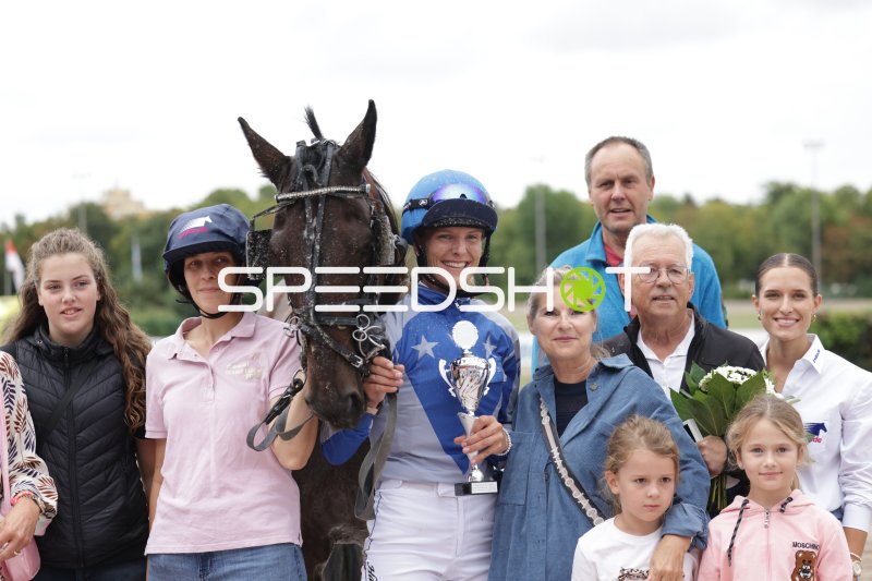 Siegerfoto mit Jockey, Pferd und Begleitung nach dem Rennen