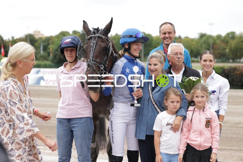 Siegerfoto mit Jockeyrin und Pokal nach dem Rennen in Mariendorf