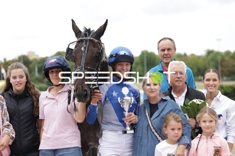 Siegerfoto mit Jockeyrin, Pokal und Pferd auf der Rennbahn Berlin Mariendorf