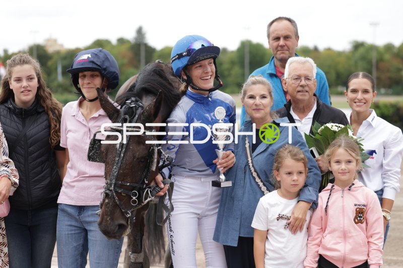 Siegerfoto mit Jockey und Pokal nach dem Rennen in Mariendorf