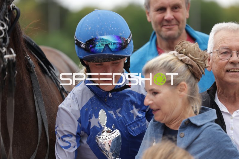 Jockey mit Siegertrophäe nach dem Rennen in Mariendorf