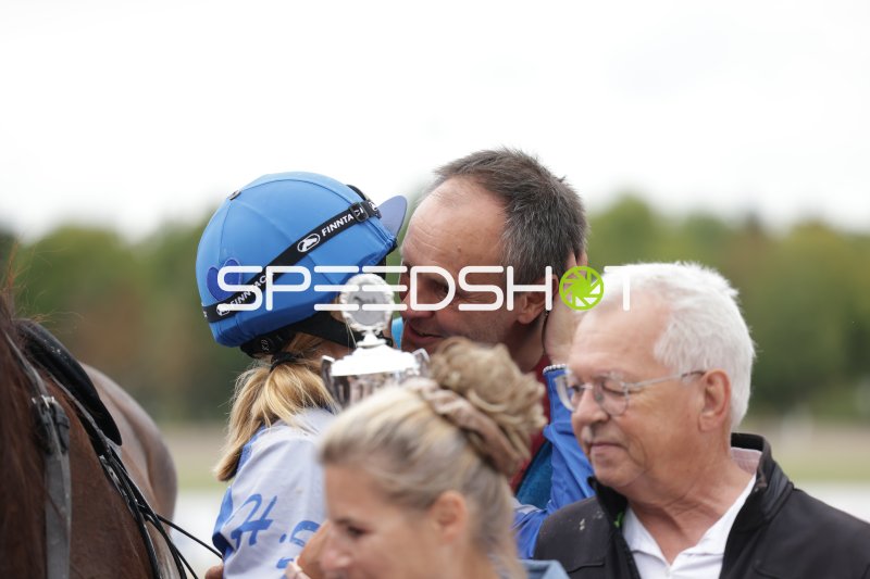 Siegesfeier auf der Rennbahn Berlin Mariendorf – Jockey mit Pokal