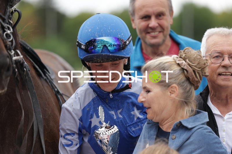 Jockey mit Pokal bei der Siegerehrung auf der Rennbahn Berlin Mariendorf
