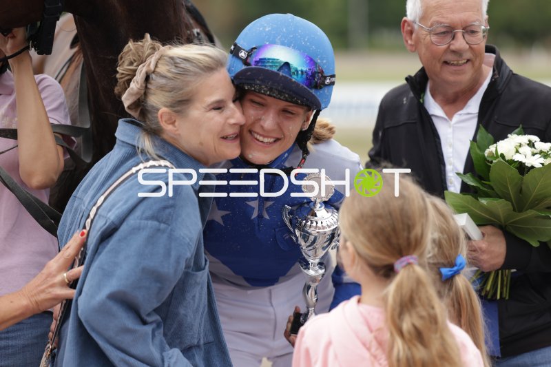 Siegerjubel: Jockey mit Pokal bei der Siegerehrung in Mariendorf