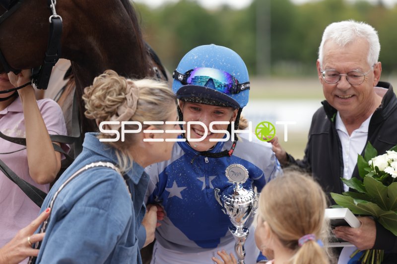 Jubelnde Fahrerin mit Pokal bei der Siegerehrung in Mariendorf
