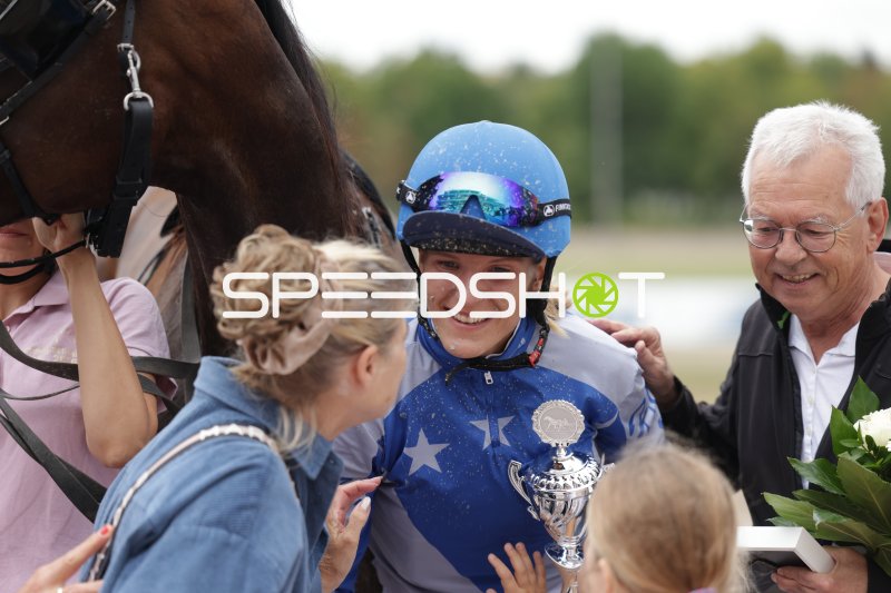 Jockey bei Siegerehrung mit Pokal auf der Rennbahn Berlin Mariendorf