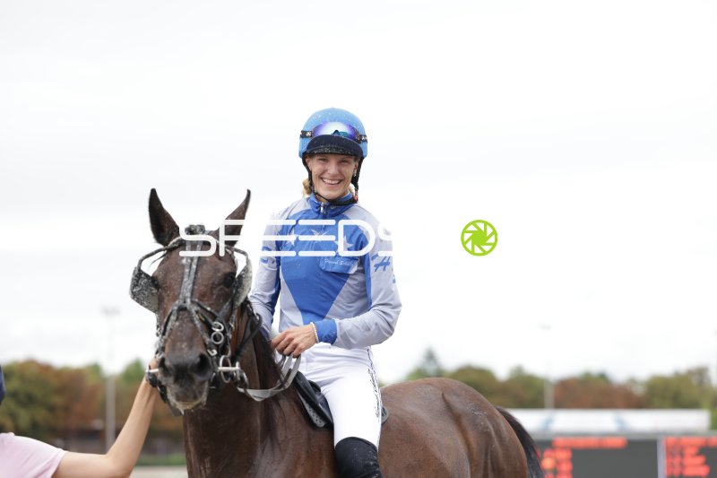 Jockeyrin nach dem Rennen auf ihrem Pferd in Mariendorf