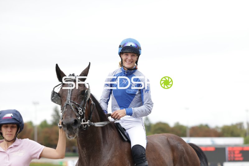 Jockey nach dem Rennen auf der Rennbahn Berlin Mariendorf