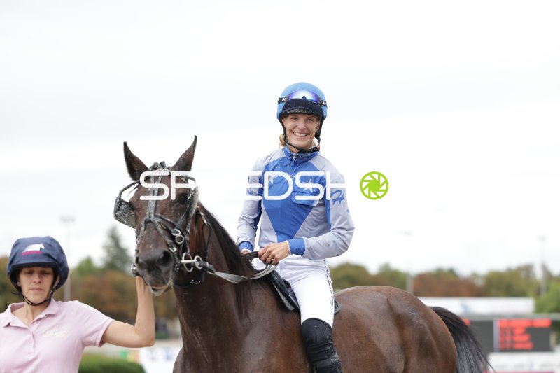Jockeyerin nach dem Rennen auf der Rennbahn Berlin Mariendorf