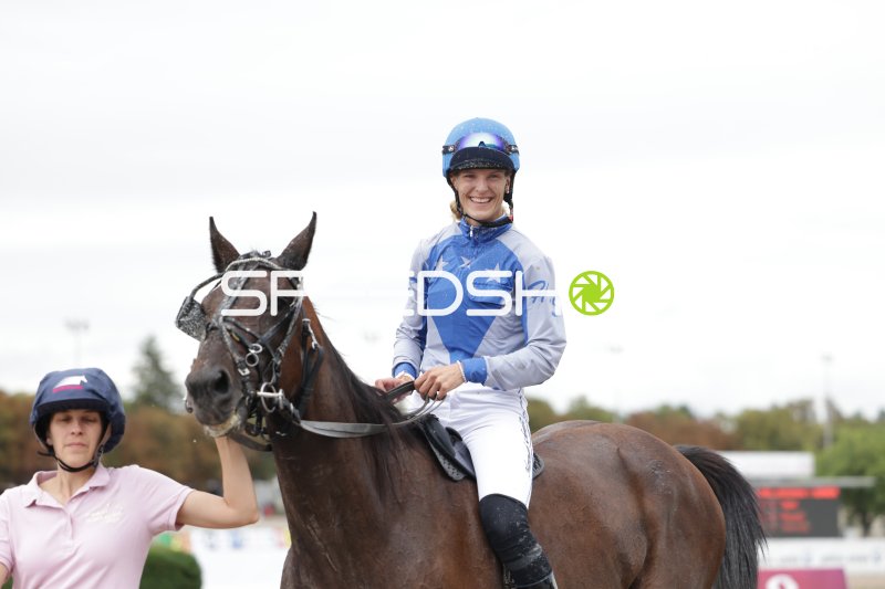 Jockey nach dem Rennen auf der Rennbahn Berlin Mariendorf